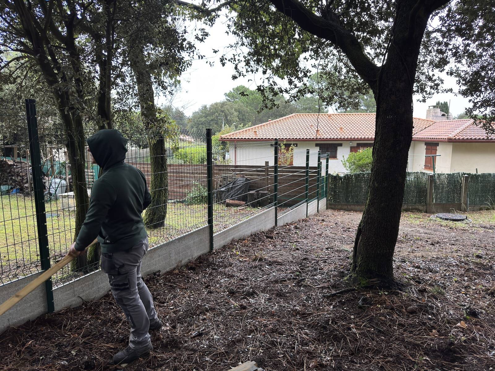 Clôture rigide avec occultation bois pas cher pour un jardin à Soulac ! 