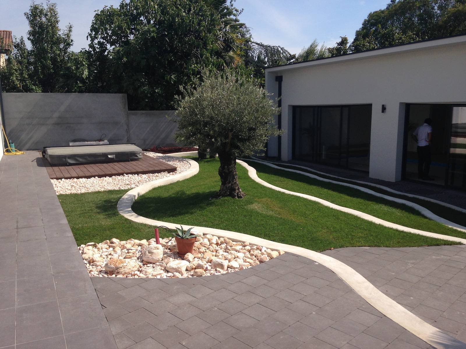 aménagement extérieur à BLANQUEFORT spa terrasse