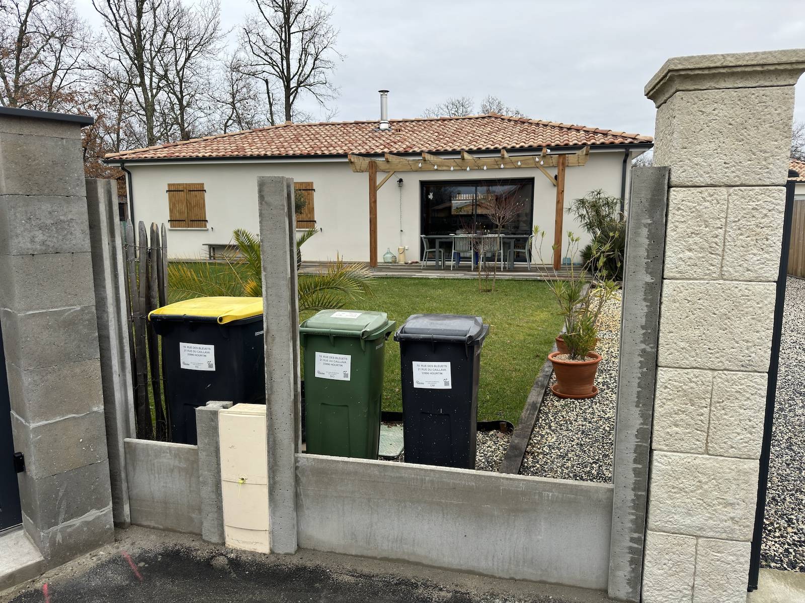 Pendant la pose de la clôture mixte béton et bois à Hourtin