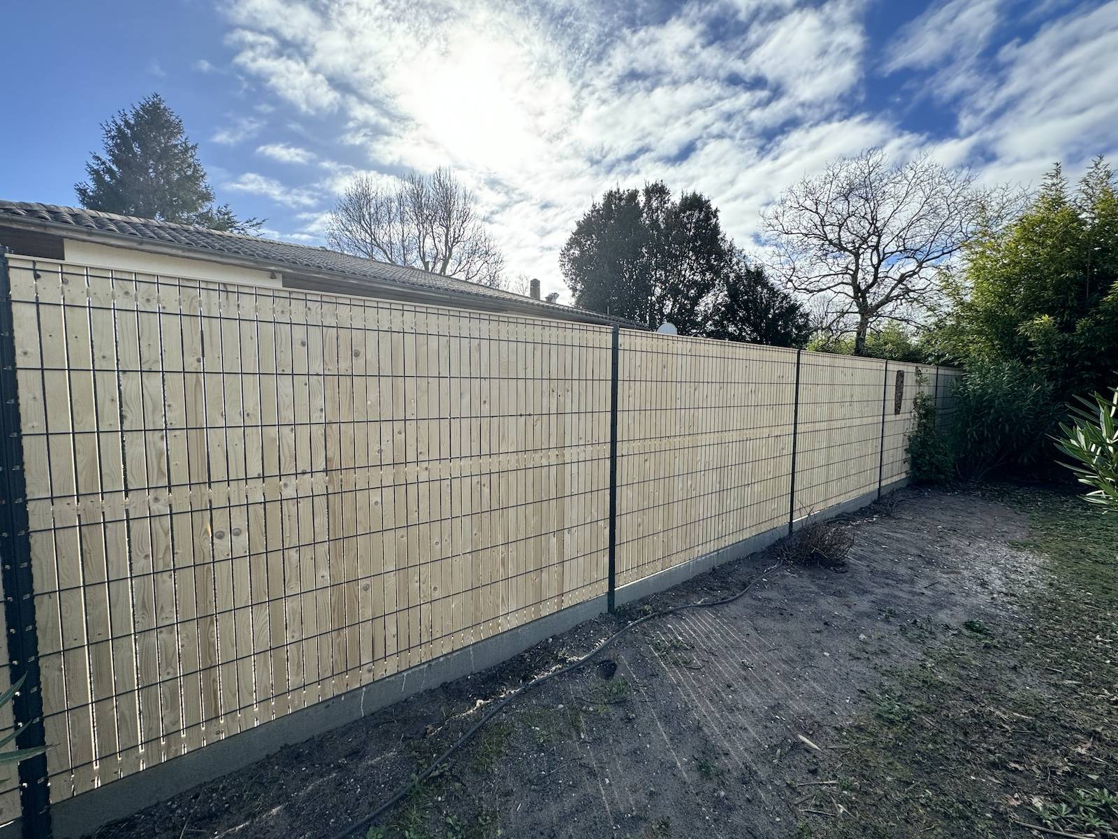 Cloture rigide avec occultation bois à Hourtin !
