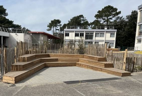 Réalisation d'un banc en bois pour un établissement scolaire à Soulac dans le Médoc