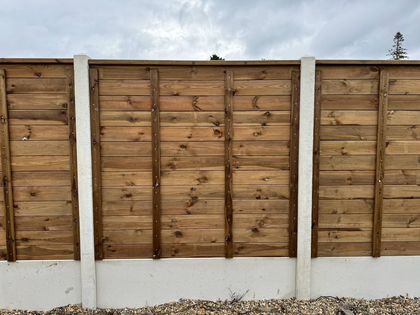 Création clôture béton et bois vivre en bois !