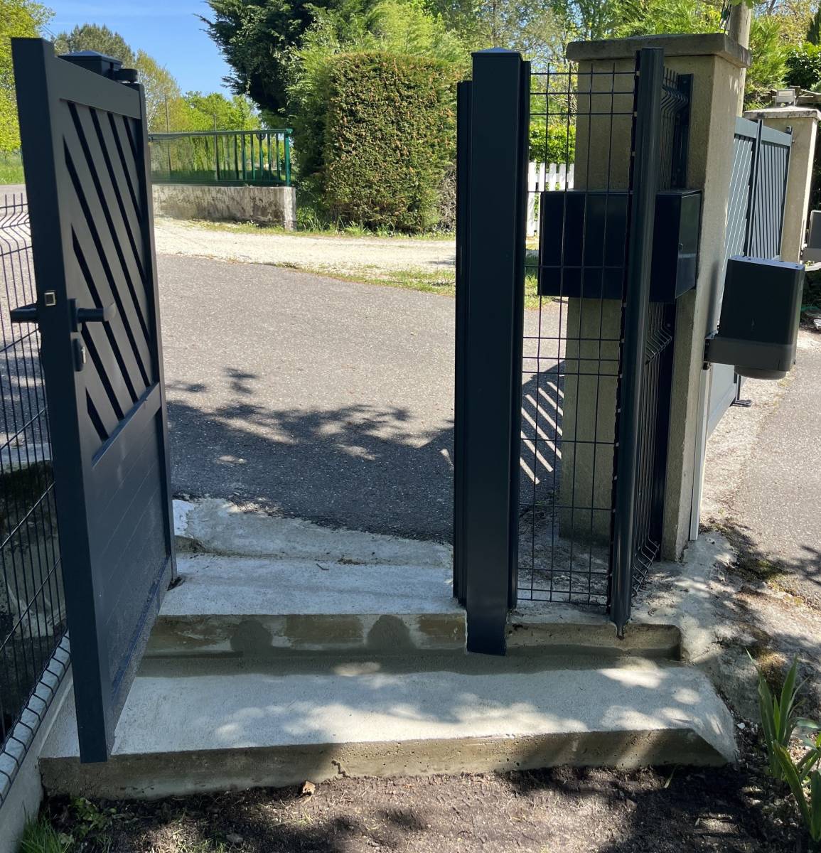 portillon ouvert avec marches d'accès