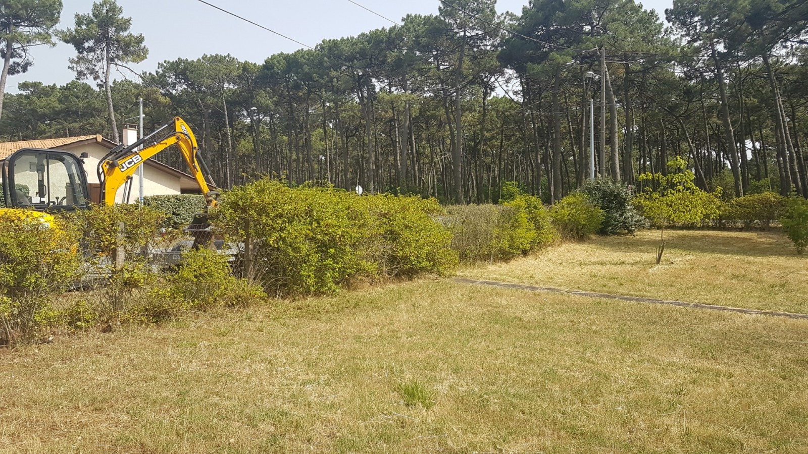 Avant création d'une clôture rigide mixte avec occultation bois, portillon et portail à Vendays-Montalivet (33).