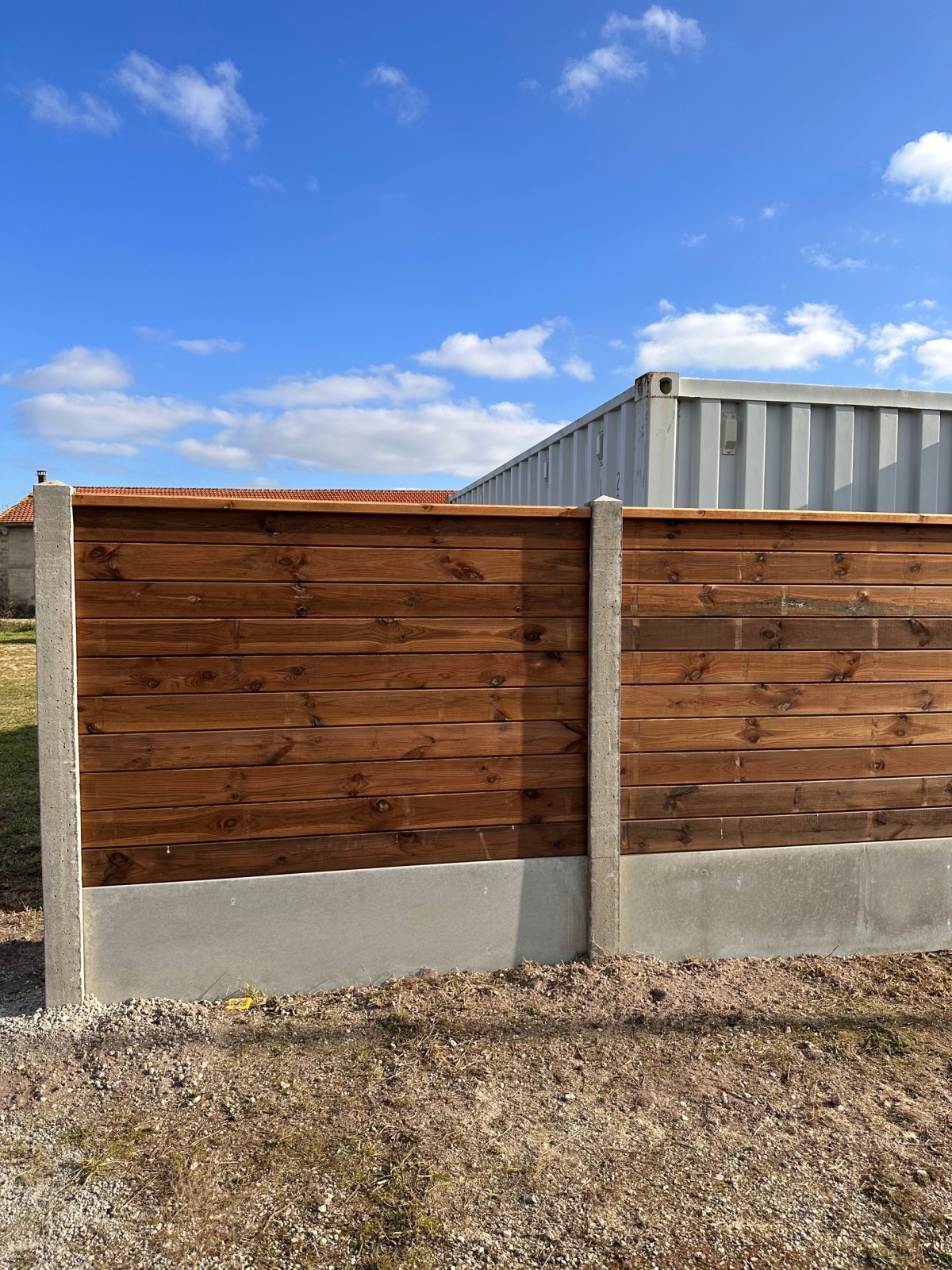Création d’une clôture béton sur 46 m avec remplissage bois à Vendays-Montalivet (33) !