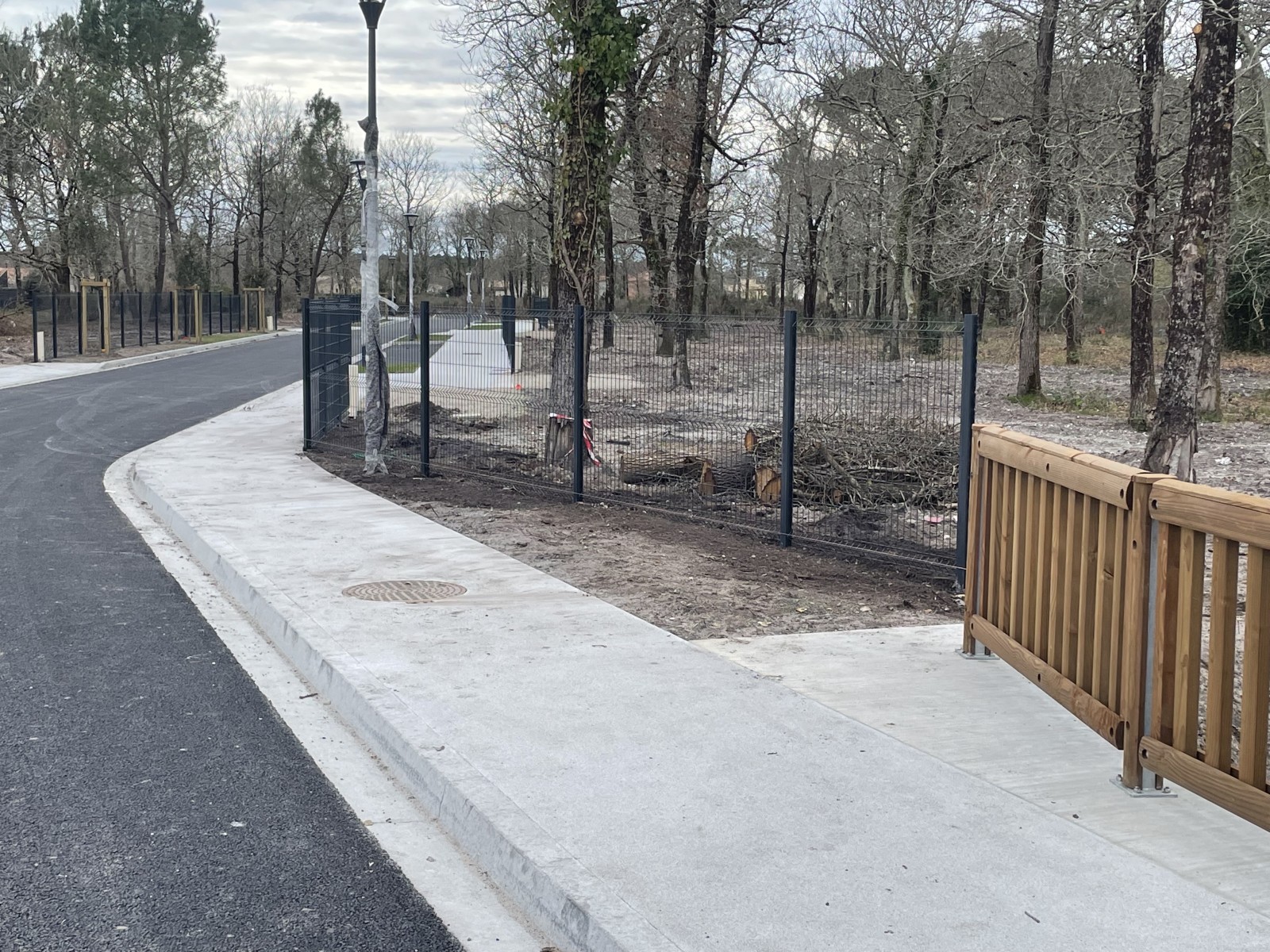 Réalisation d’une clôture rigide gris anthracite au lotissement Airial des Girolles à Hourtin (33) !