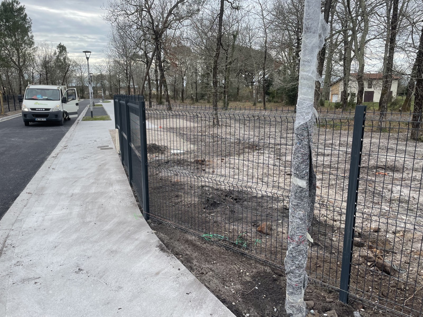 Réalisation d’une clôture rigide gris anthracite au lotissement Airial des Girolles à Hourtin (33) !