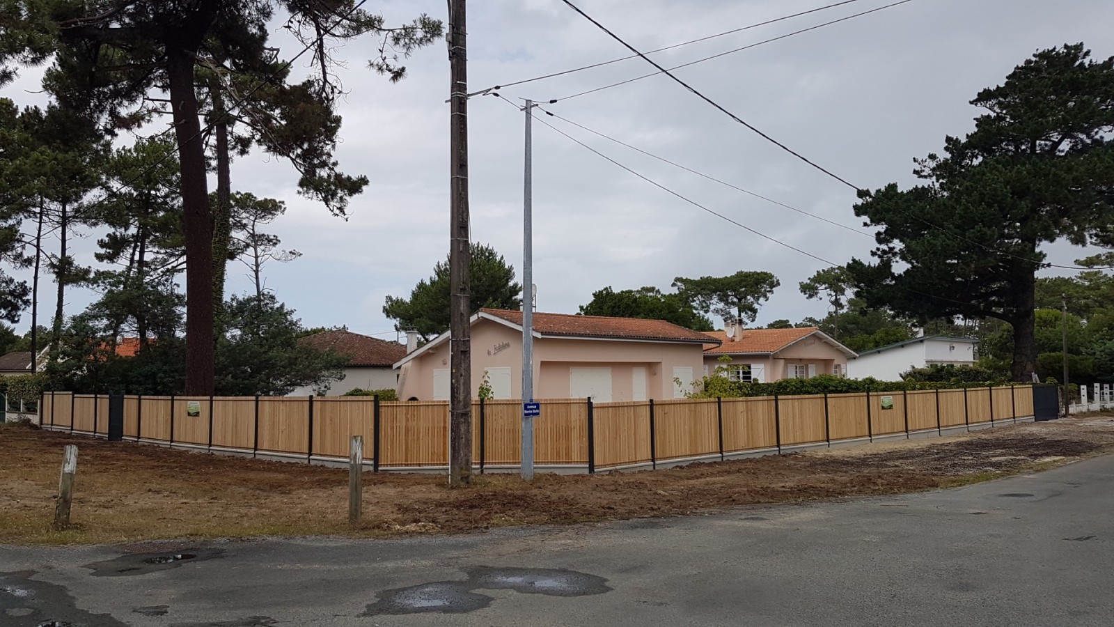 Après création d'une clôture rigide mixte avec occultation bois, portillon et portail à Vendays-Montalivet (33).