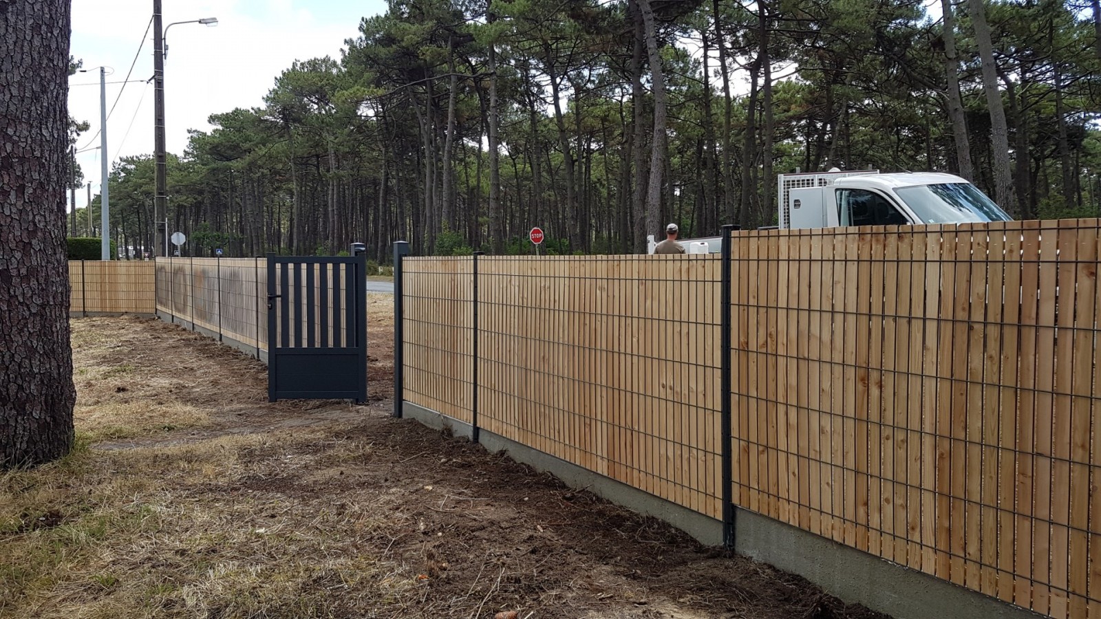 Après création d'une clôture rigide mixte avec occultation bois, portillon et portail à Vendays-Montalivet (33).