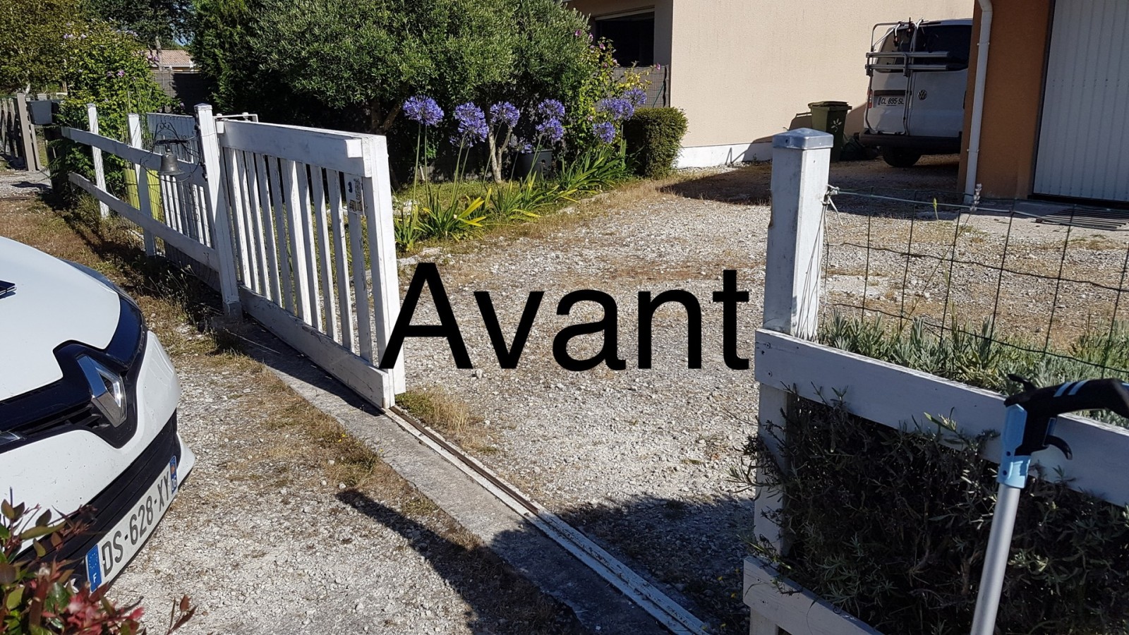 Avant Remplacement d’un portail vétuste par un portail coulissant en aluminium RAL 6005 Vert barreaudé à soubassement plein avec une clôture rigide à Hourtin (33) !