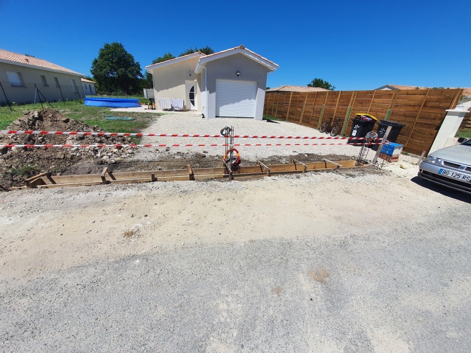 Nous avons réalisé la longrine en béton armé.