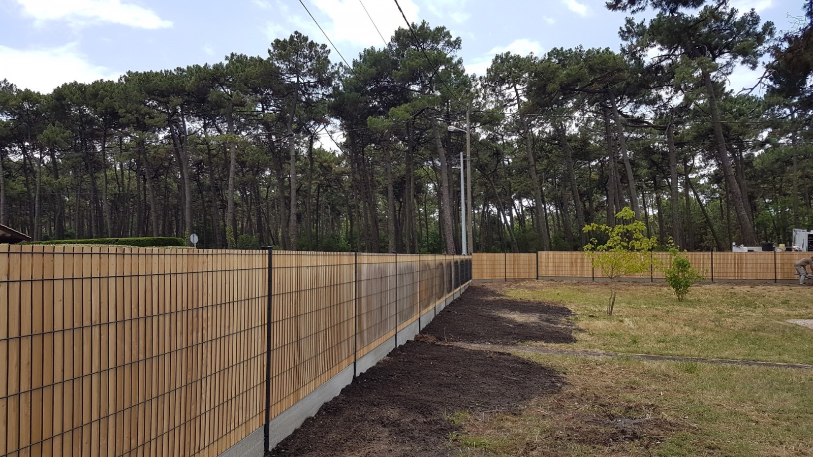 Après création d'une clôture rigide mixte avec occultation bois, portillon et portail à Vendays-Montalivet (33).