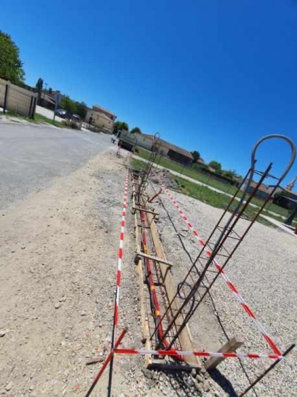 Nous avons réalisé la longrine en béton armé.