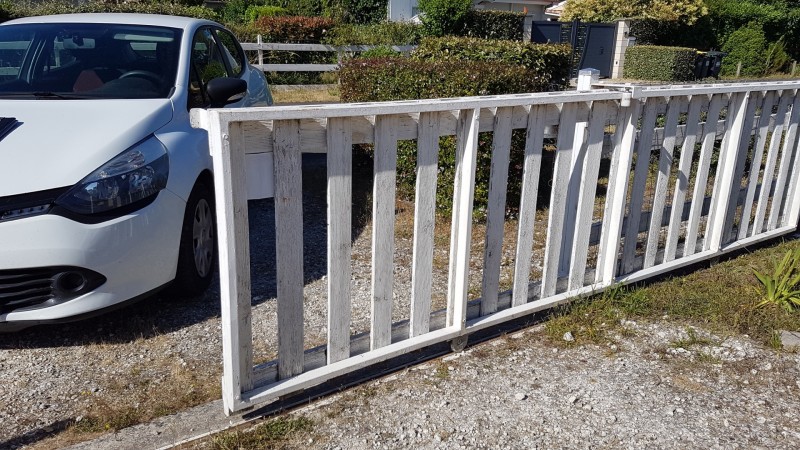 Avant Remplacement d’un portail vétuste par un portail coulissant en aluminium RAL 6005 Vert barreaudé à soubassement plein avec une clôture rigide à Hourtin (33) !