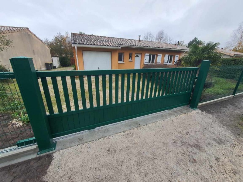 Remplacement d’un portail vétuste par un portail coulissant en aluminium RAL 6005 Vert barreaudé à soubassement plein avec une clôture rigide à Hourtin (33) !