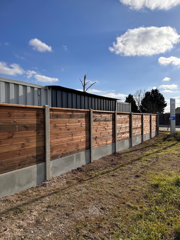 Création d’une clôture béton sur 46 m avec remplissage bois à Vendays-Montalivet (33) !
