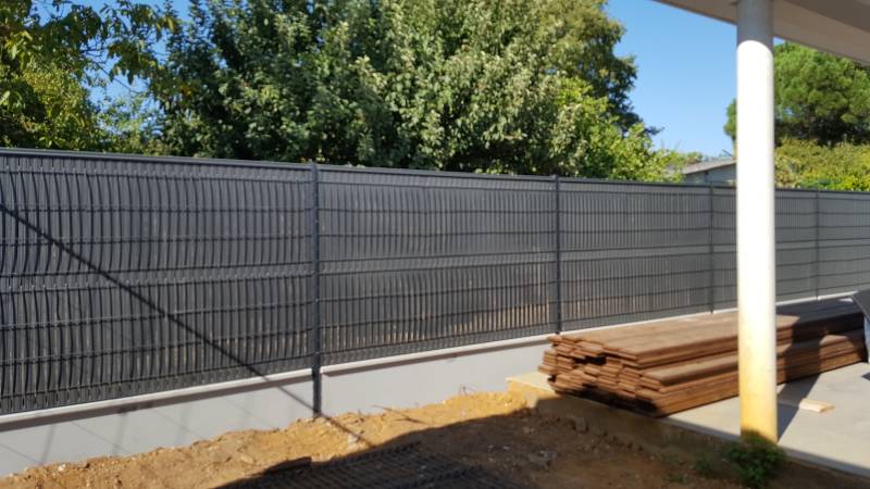 Clôture rigide mixte comprenant kit d'occultation en pvc RAL 7016