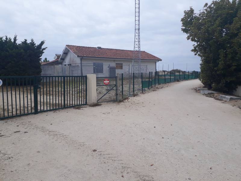 Pose d'une clôture Ganivelle en Bois de Châtaignier : Solution Esthétique et Fonctionnelle pour le Pôle Voile au Verdon