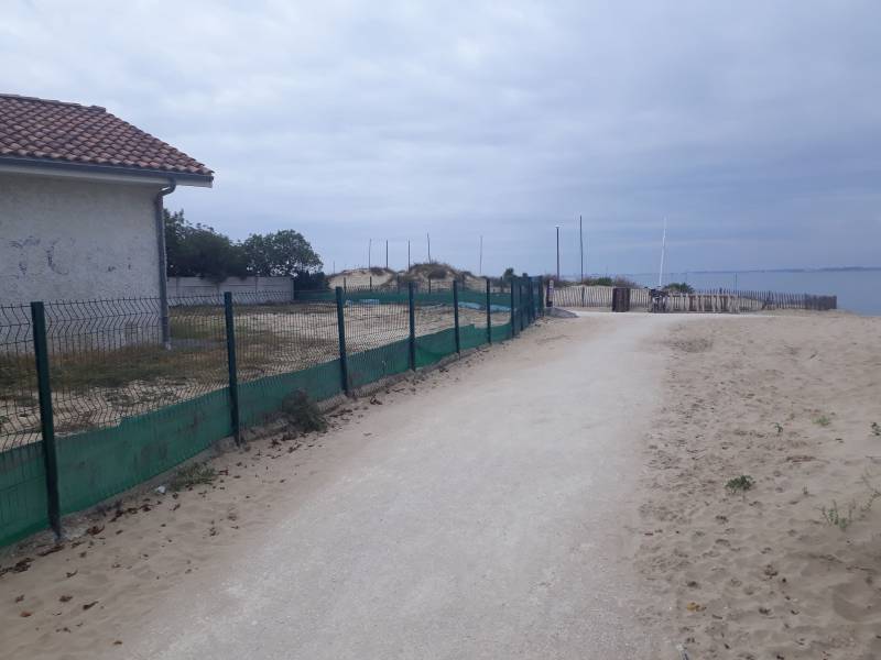 Pose d'une clôture Ganivelle en Bois de Châtaignier : Solution Esthétique et Fonctionnelle pour le Pôle Voile au Verdon