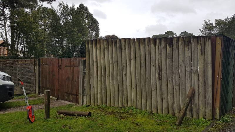 Création d'une palissade en bois  avec un portail mixte bois et aluminium à Carcans Maubuisson dans le Médoc
