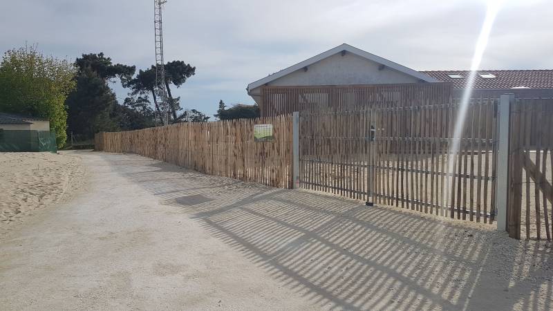 Pose d'une clôture Ganivelle en Bois de Châtaignier : Solution Esthétique et Fonctionnelle pour le Pôle Voile au Verdon