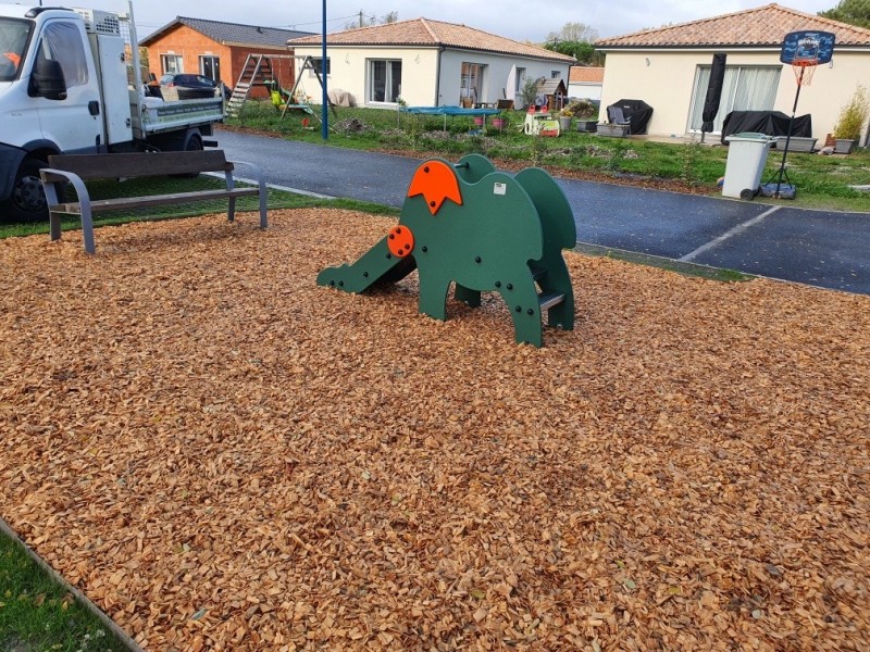 Création d’une aire de jeux avec banc et toboggan à Le Domaines des Graviers à ARSAC (33) ! 