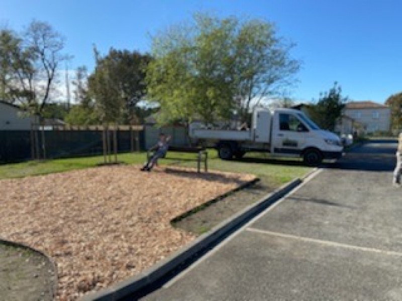 Création d’une aire de jeux avec banc et toboggan à Le Domaines des Graviers à ARSAC (33) ! 