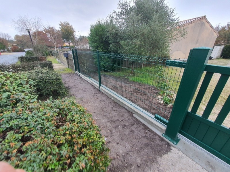 Remplacement d’un portail vétuste par un portail coulissant en aluminium RAL 6005 Vert barreaudé à soubassement plein avec une clôture rigide à Hourtin (33) !