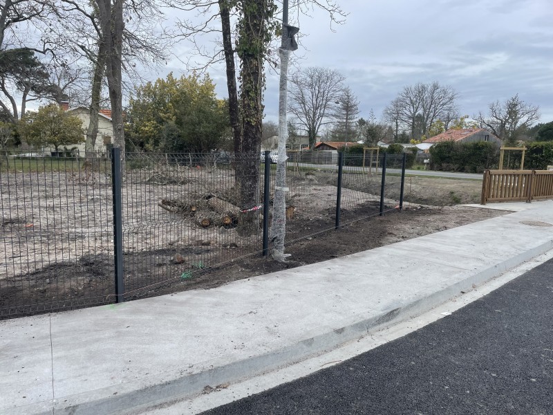 Réalisation d’une clôture rigide gris anthracite au lotissement Airial des Girolles à Hourtin (33) !