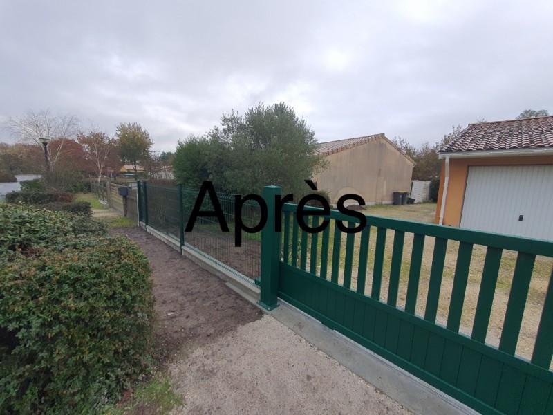 Remplacement d’un portail vétuste par un portail coulissant en aluminium RAL 6005 Vert barreaudé à soubassement plein avec une clôture rigide à Hourtin (33) !
