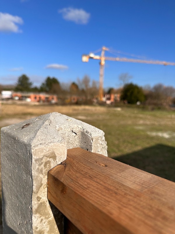 Création d’une clôture béton sur 46 m avec remplissage bois à Vendays-Montalivet (33) !
