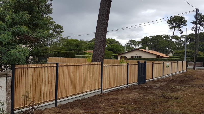 Après création d'une clôture rigide mixte avec occultation bois, portillon et portail à Vendays-Montalivet (33).