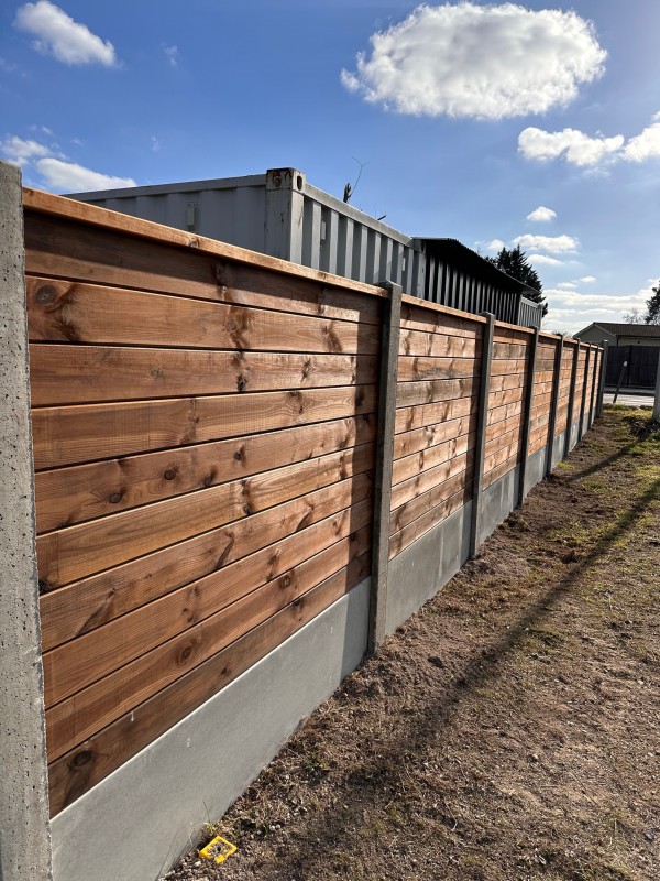 Création d’une clôture béton sur 46 m avec remplissage bois à Vendays-Montalivet (33) !