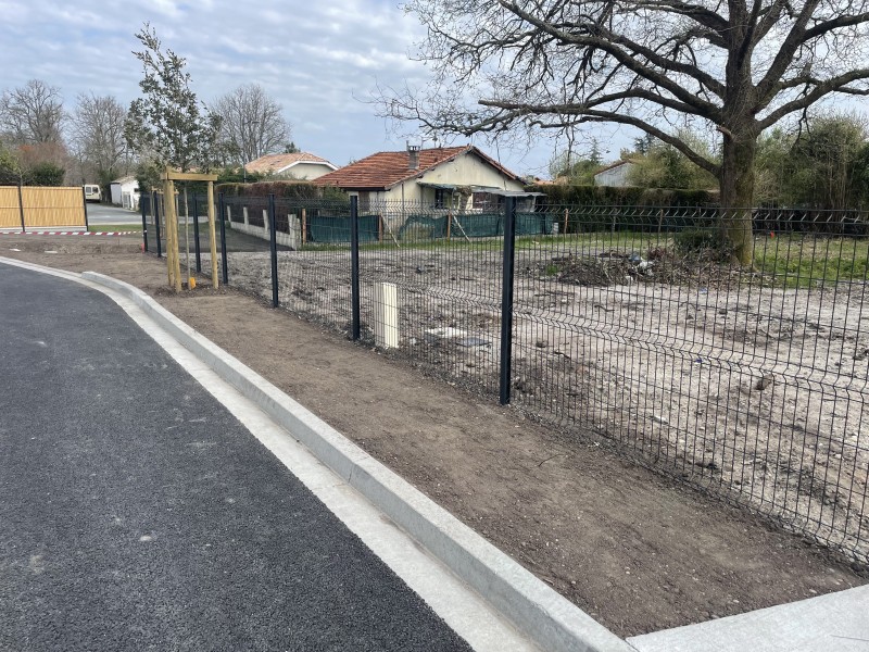 Réalisation d’une clôture rigide gris anthracite au lotissement Airial des Girolles à Hourtin (33) !