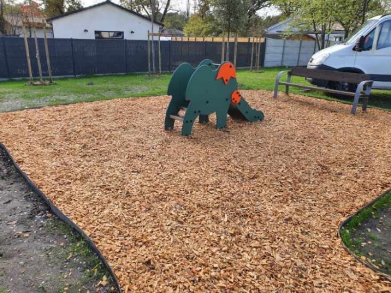 Création d’une aire de jeux avec banc et toboggan à Le Domaines des Graviers à ARSAC (33) ! 
