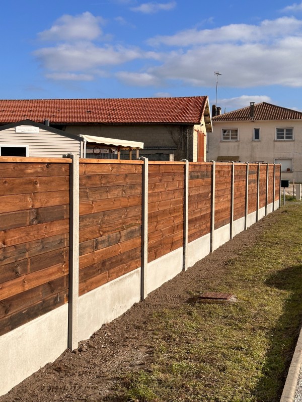 Création d’une clôture béton sur 46 m avec remplissage bois à Vendays-Montalivet (33) !