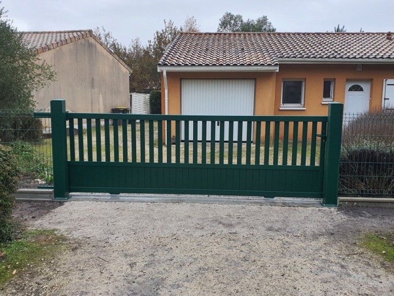 Remplacement d’un portail vétuste par un portail coulissant en aluminium RAL 6005 Vert barreaudé à soubassement plein avec une clôture rigide à Hourtin (33) !
