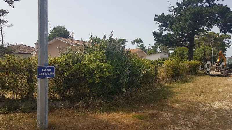 Avant création d'une clôture rigide mixte avec occultation bois, portillon et portail à Vendays-Montalivet (33).