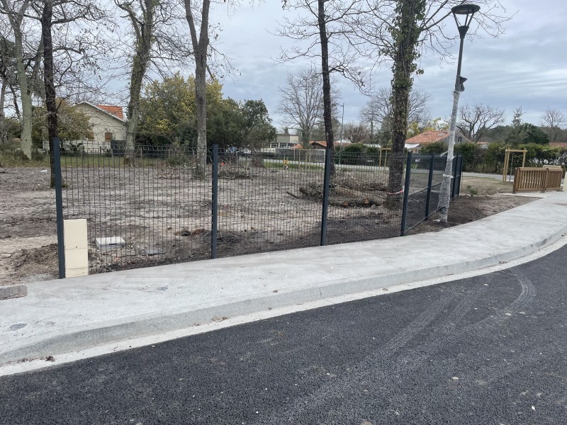 Réalisation d’une clôture rigide gris anthracite au lotissement Airial des Girolles à Hourtin (33) !
