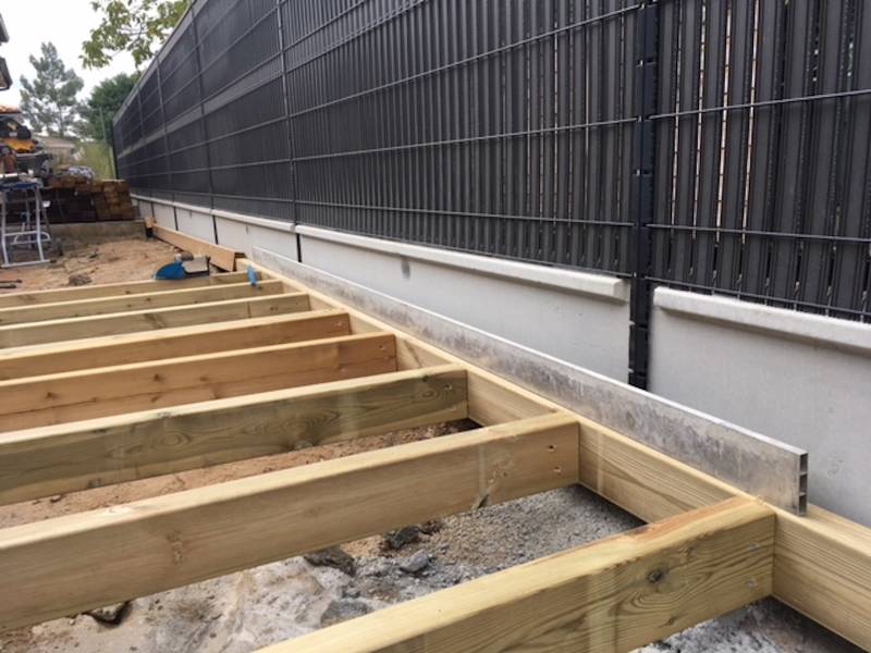 Mise en place de chevrons pour la fondation de la terrasse