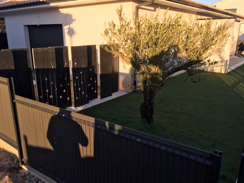 Clôture rigide mixte comprenant kit d'occultation en pvc RAL 7016