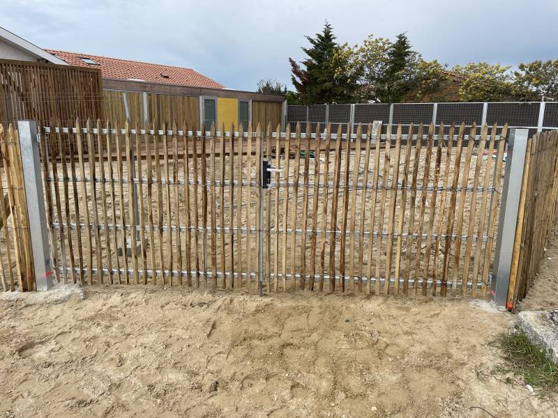 Pose d'une clôture Ganivelle en Bois de Châtaignier : Solution Esthétique et Fonctionnelle pour le Pôle Voile au Verdon