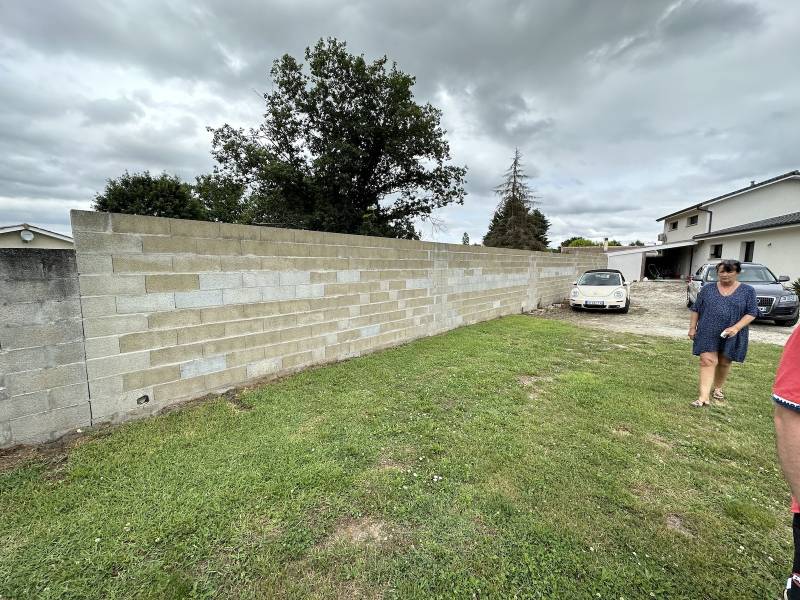 Transformé un mur en parpaing brut en un mur enduit ton enduit à Saint-Germain-d'Esteuil ! 