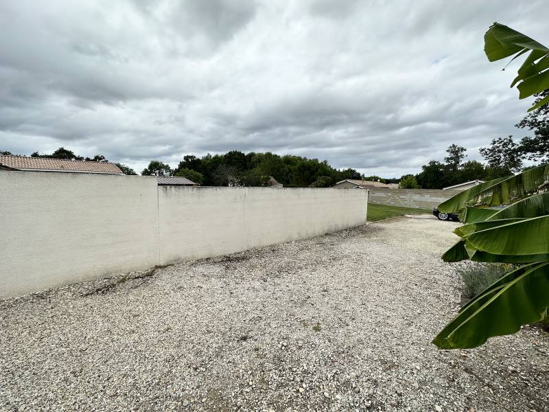 Création Avant après d’une clôture brise-vue en bois traité classe 4 à Lesparre pour un client particulier.