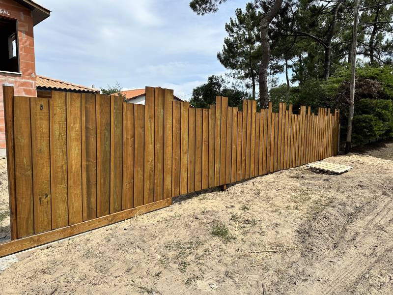 Création d’une Clôture Bois en pin classe 4 avant après réalisée à Montalivet dans le médoc ! 