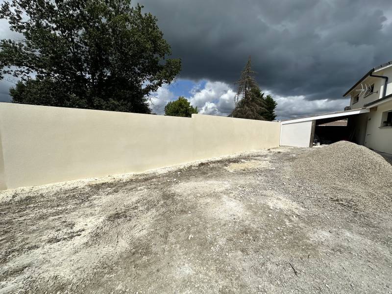 Transformé un mur en parpaing brut en un mur enduit ton enduit à Saint-Germain-d'Esteuil ! 