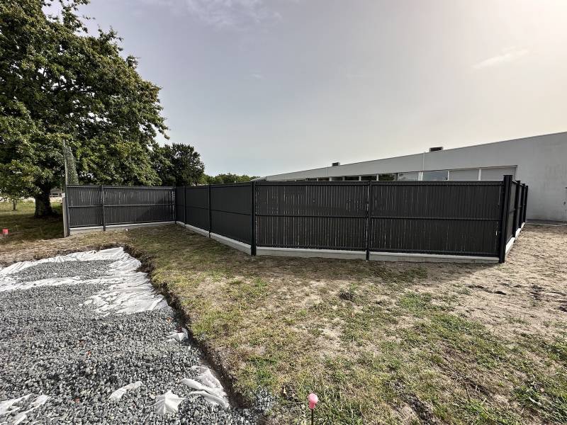 Rénovation de la clôture et création d'un portail coulissant aluminium à l'école publique de Vendays Montalivet