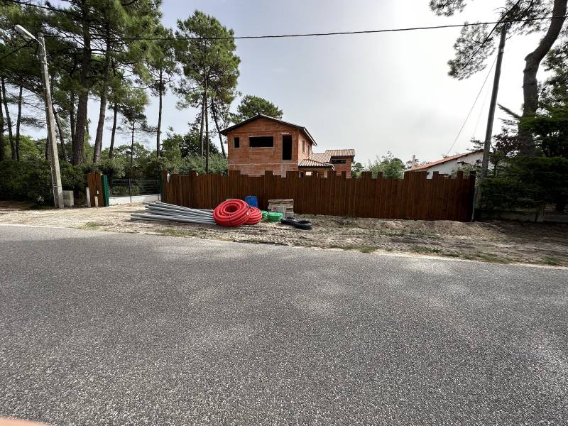 Création d’une Clôture Bois en pin classe 4 avant après réalisée à Montalivet dans le médoc ! 