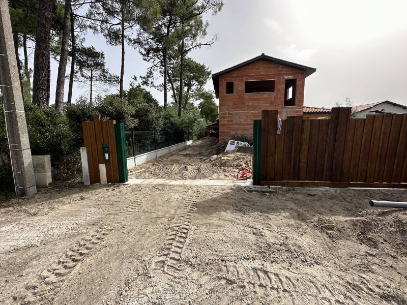 Création d’une Clôture Bois en pin classe 4 avant après réalisée à Montalivet dans le médoc ! 