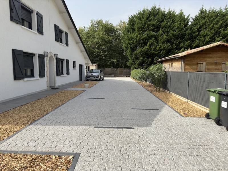Engazonnement, Création de Boulodrome, Système d'Arrosage et Plantations : Transformation d'un Jardin Particulier à Hourtin